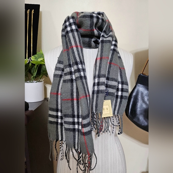 ❌SOLD❌ 🩶Burberry Novacheck Scarf🩶 - Picture 9 of 10